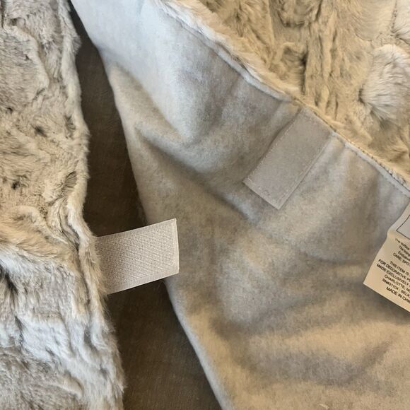 Belk Joyland Christmas Tree Skirt Ivory Into The Woods Faux Fur 48” Diameter - Picture 9 of 9